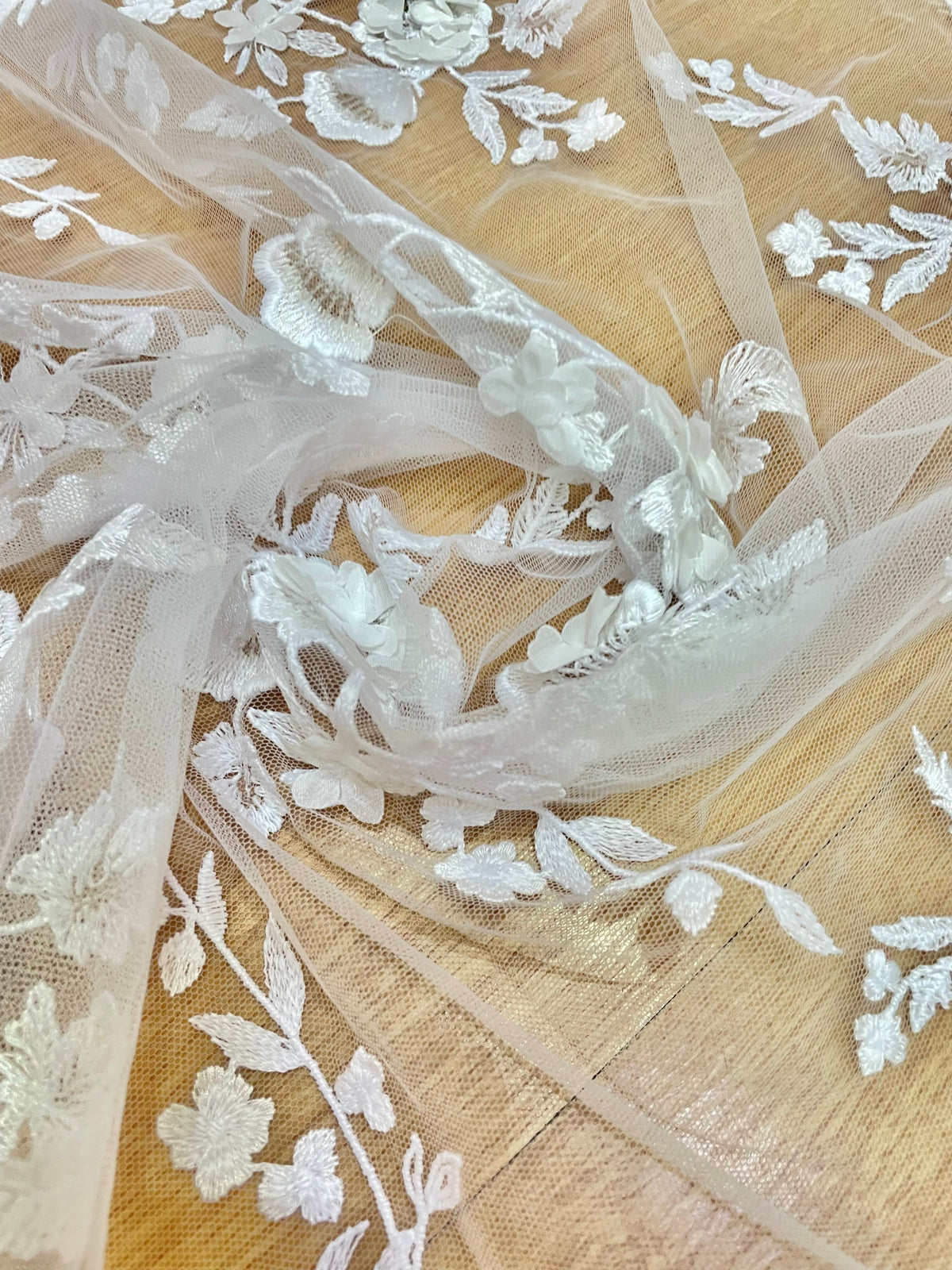 Tul Bordado Blanco con Flores 3D y Ramas para Novias