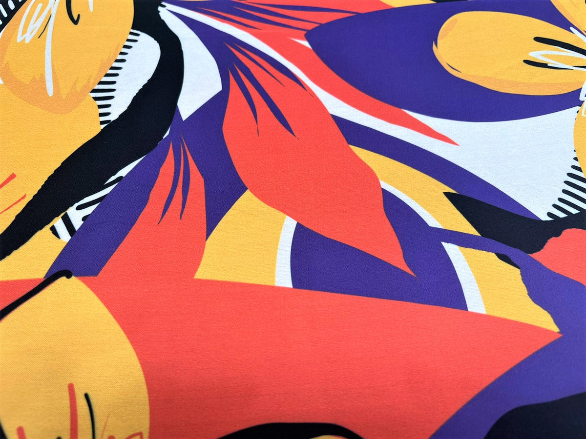 Seda francesa tropical amarillo, morado y rojo drapeada, mostrando su brillo y caída fluida