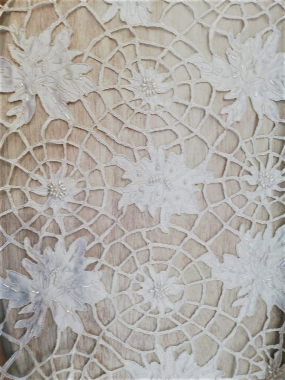 Tul Bordado Blanco con Flores Satinadas y Perlas