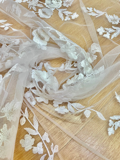 Tul Bordado Blanco con Flores 3D y Ramas para Novias