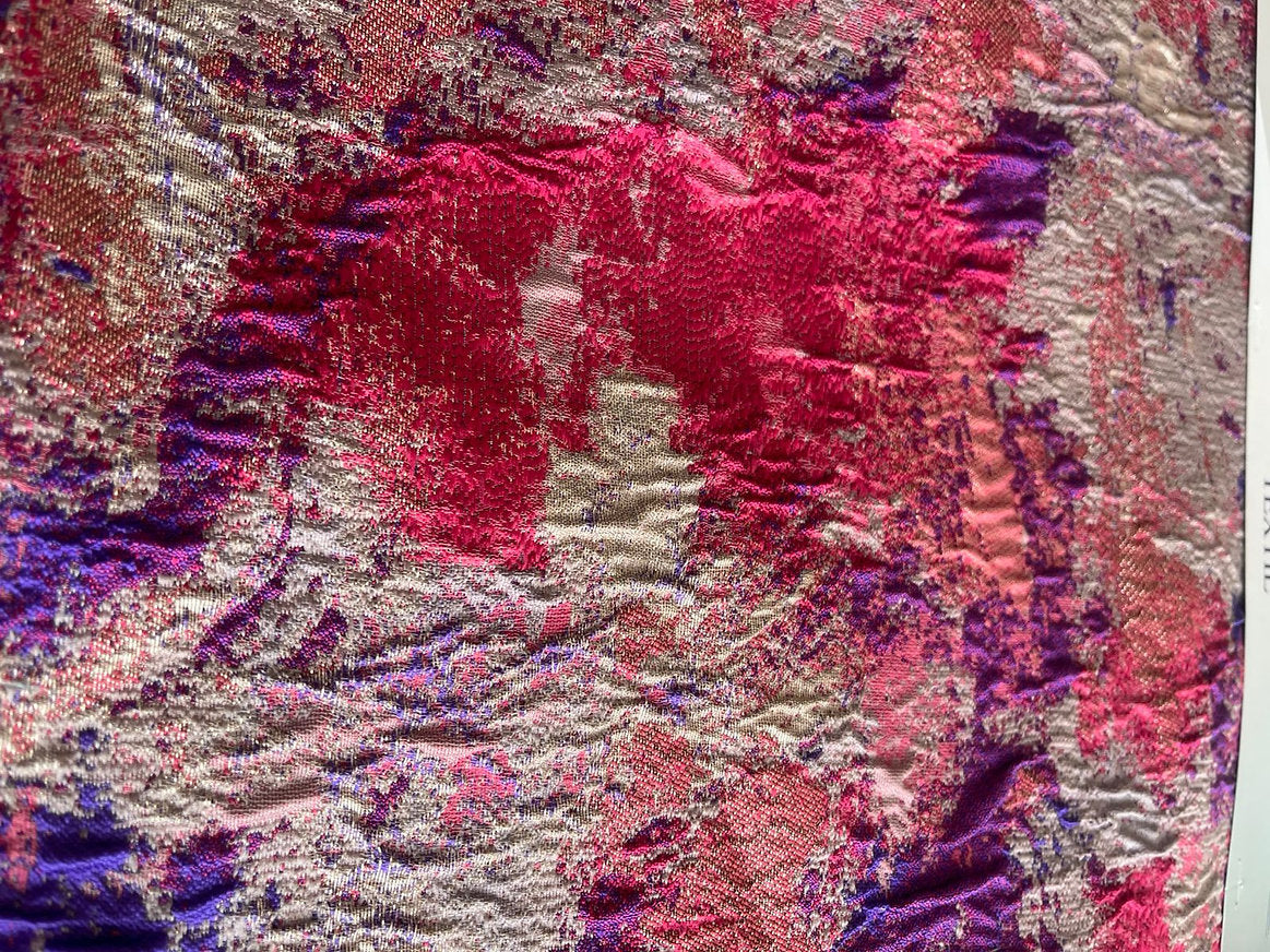 Jacquard de lujo dorado y fucsia drapeado, ideal para vestidos de fiesta
