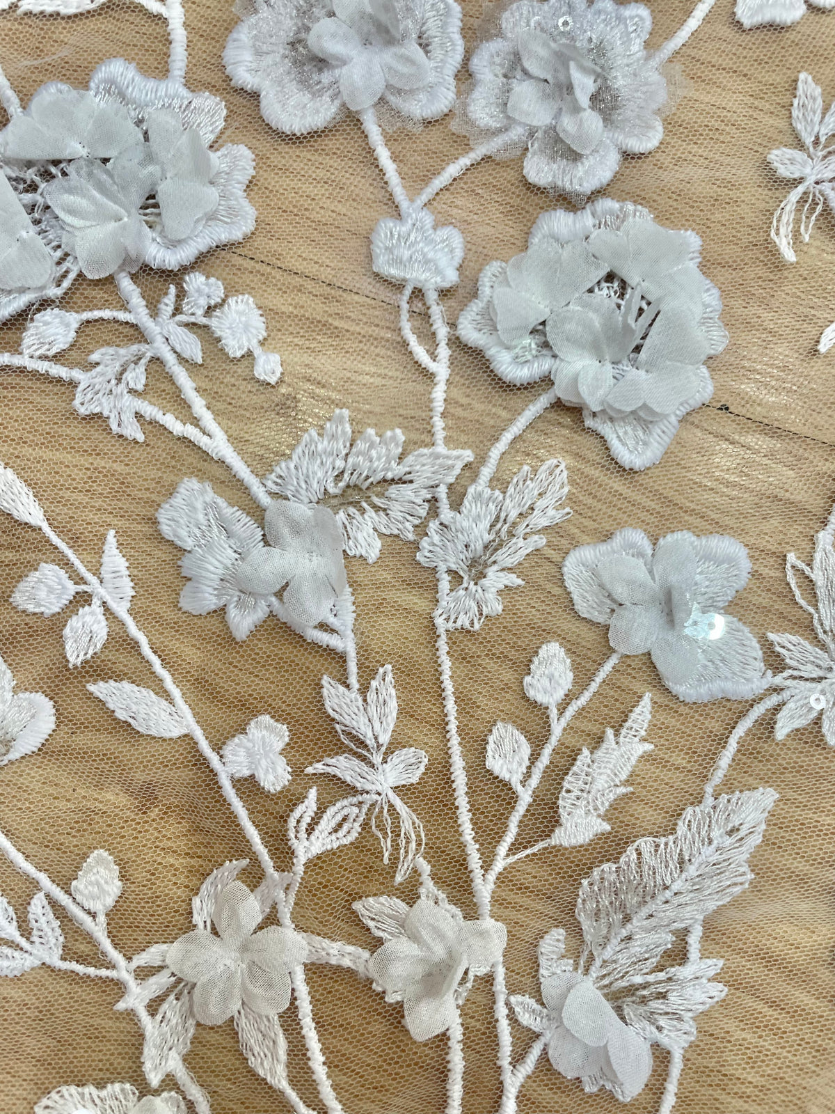 Tul Bordado Blanco con Flores 3D y Ramas para Novias