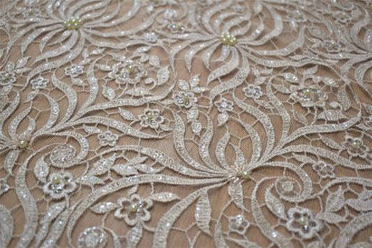 Velo Bordado Beige Floral con Perlas para Novias y XV Años