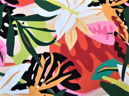 Seda francesa con estampado tropical de hojas y flores gráficas en verde, coral, rosa, mostaza y negro