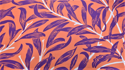 Seda francesa con estampado de hojas moradas estilo grabado y ramas blancas sobre fondo naranja salmón