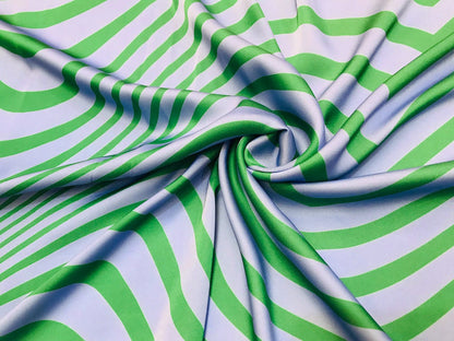 Seda francesa con ondas verdes sobre azul claro, drapeada, mostrando su brillo y caída fluida