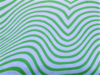 Seda francesa con estampado op art de franjas onduladas verdes sobre fondo azul claro