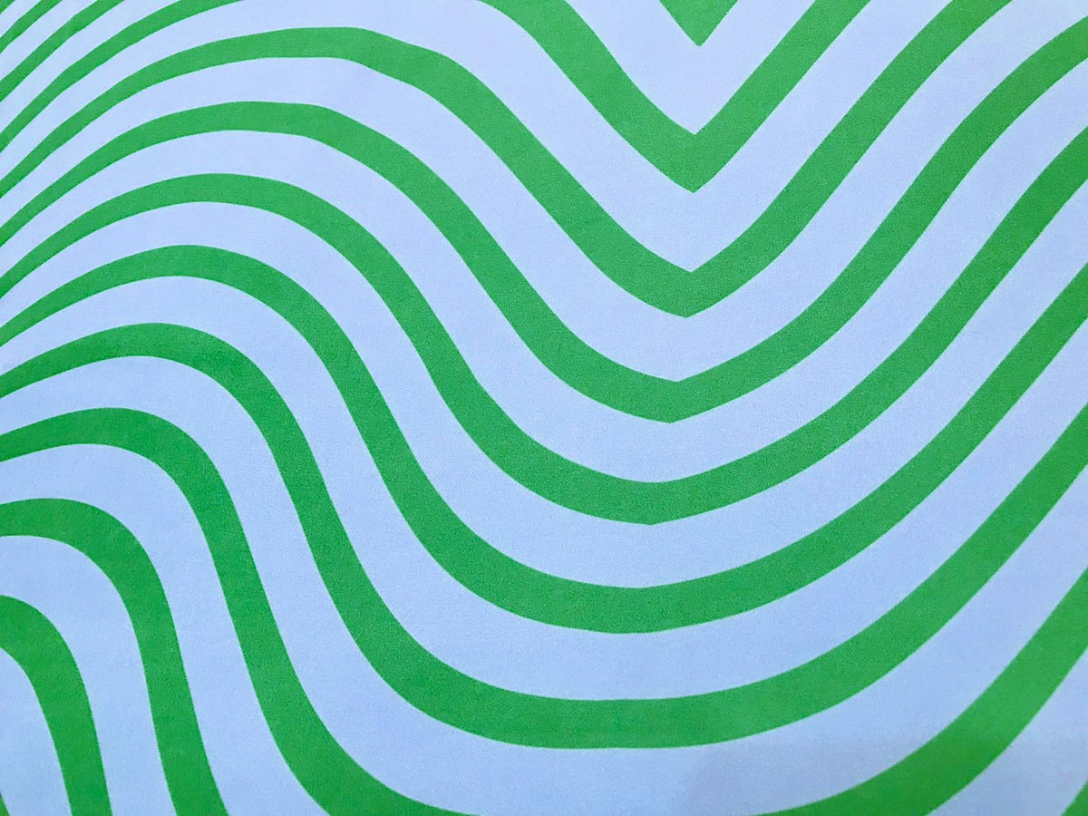 Detalle de seda francesa con franjas verdes en ondas y picos sobre fondo azul claro