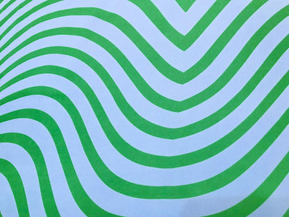 Detalle de seda francesa con franjas verdes en ondas y picos sobre fondo azul claro