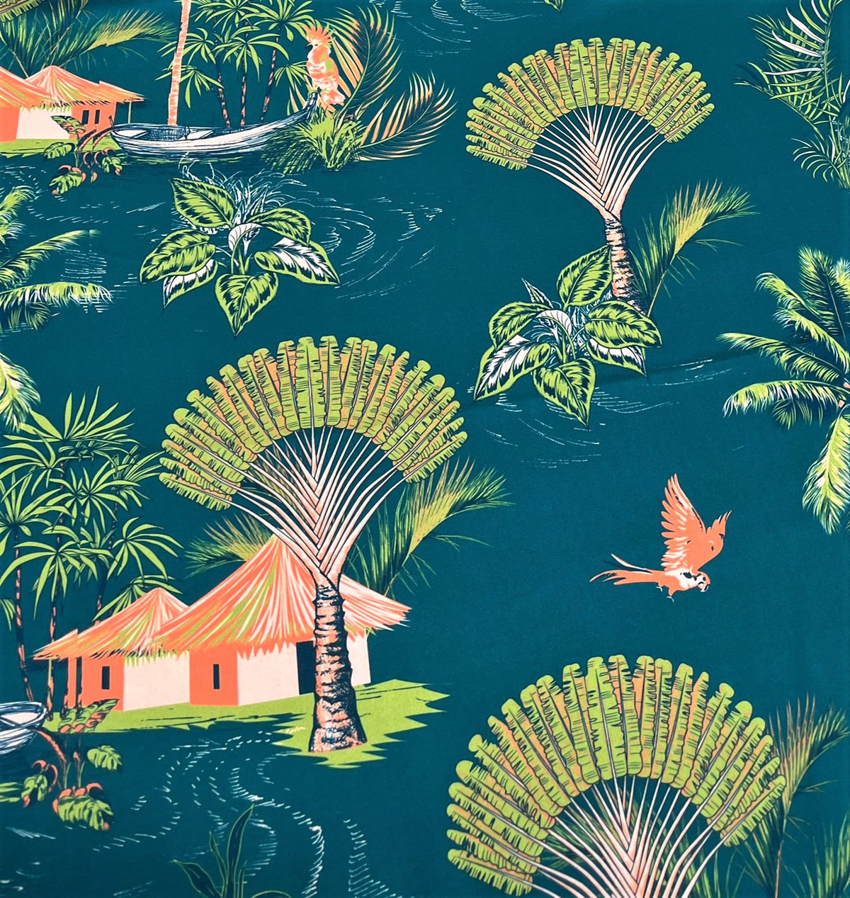 Seda francesa con paisaje tropical de palmas del viajero, cabañas y guacamaya coral sobre fondo petróleo