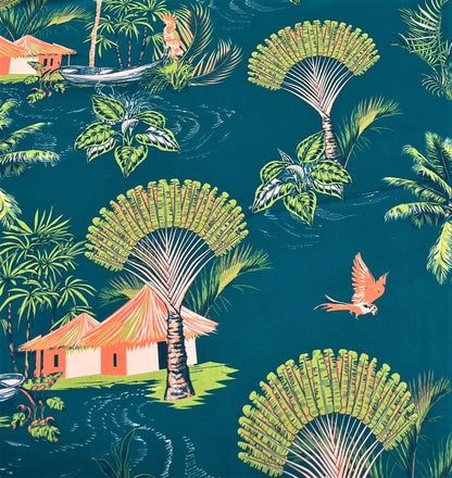 Seda francesa con paisaje tropical de palmas del viajero, cabañas y guacamaya coral sobre fondo petróleo