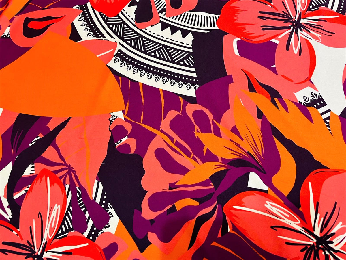 Seda francesa con flores tropicales coral, hojas fucsia y naranja y trazos que evocan el sombrero vueltiao