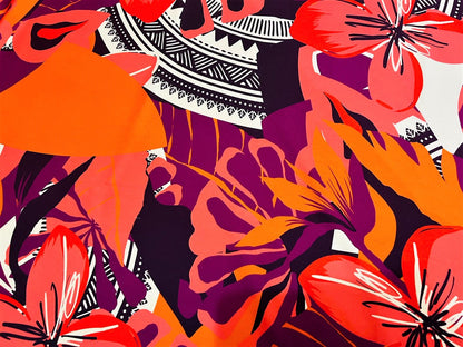 Seda francesa con flores tropicales coral, hojas fucsia y naranja y trazos que evocan el sombrero vueltiao
