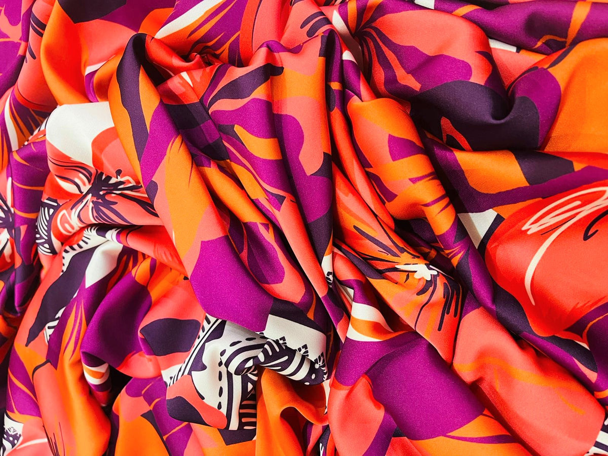 Seda francesa fucsia y naranja con flores coral drapeada, mostrando su caída fluida