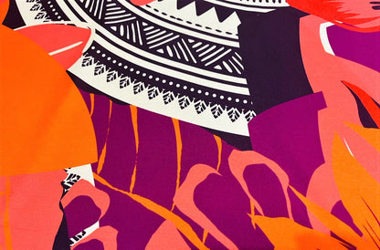Detalle de seda francesa con trazos del sombrero vueltiao en blanco y negro y hojas fucsia y naranja