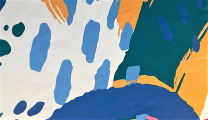 Detalle de seda francesa con pinceladas azul claro, bloque verde esmeralda y brochazos mostaza sobre marfil