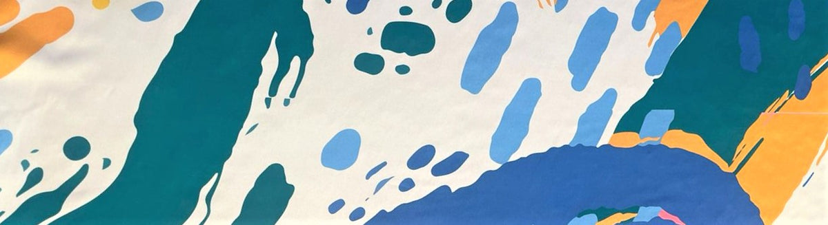 Seda francesa con estampado abstracto de pinceladas y salpicaduras en azul, verde y mostaza