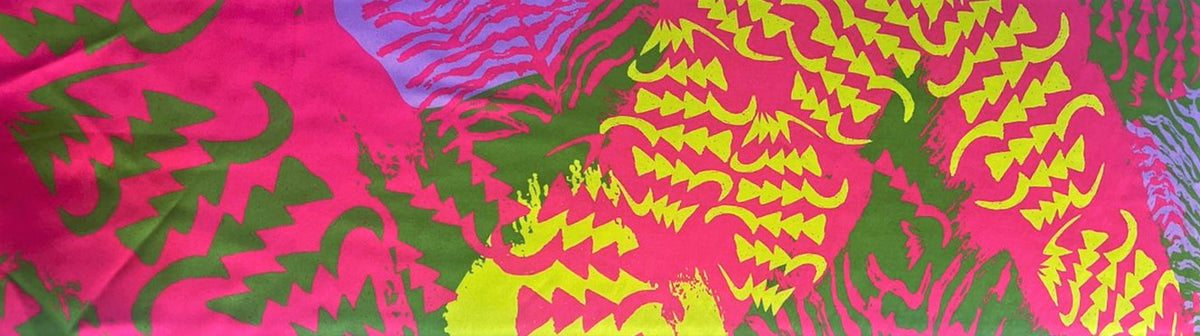 Seda francesa con estampado gráfico de triángulos verde limón y verde oliva sobre fondo fucsia