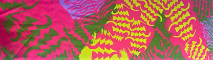 Seda francesa con estampado gráfico de triángulos verde limón y verde oliva sobre fondo fucsia