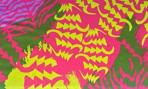 Detalle de seda francesa fucsia con trazos tipo grabado en verde limón, verde oliva y lila