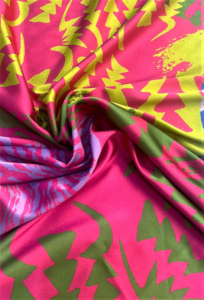 Seda francesa gráfica fucsia y verde limón drapeada, mostrando su brillo y caída fluida