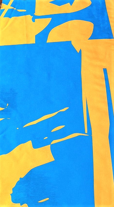 Seda francesa abstracta azul y amarillo drapeada, mostrando su brillo y caída fluida