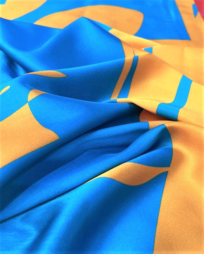 Seda francesa con estampado abstracto de formas recortadas amarillas sobre fondo azul vibrante