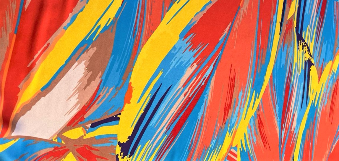 Seda francesa con pinceladas expresivas en rojo coral, amarillo y azul cielo