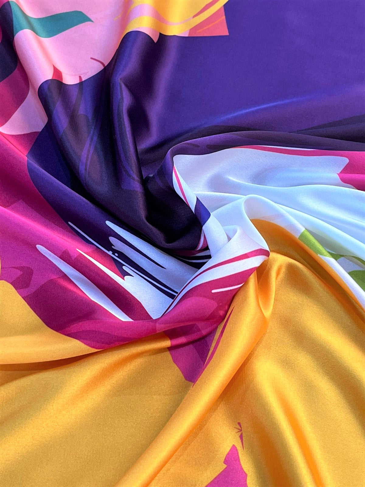 Seda francesa con pinceladas amplias en morado, fucsia, mostaza y celeste, estilo arte abstracto