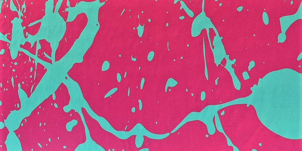 Seda francesa fucsia con salpicaduras de pintura verde menta, estilo arte abstracto