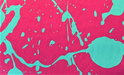 Detalle de seda francesa con gotas y chorros verde menta sobre fondo fucsia