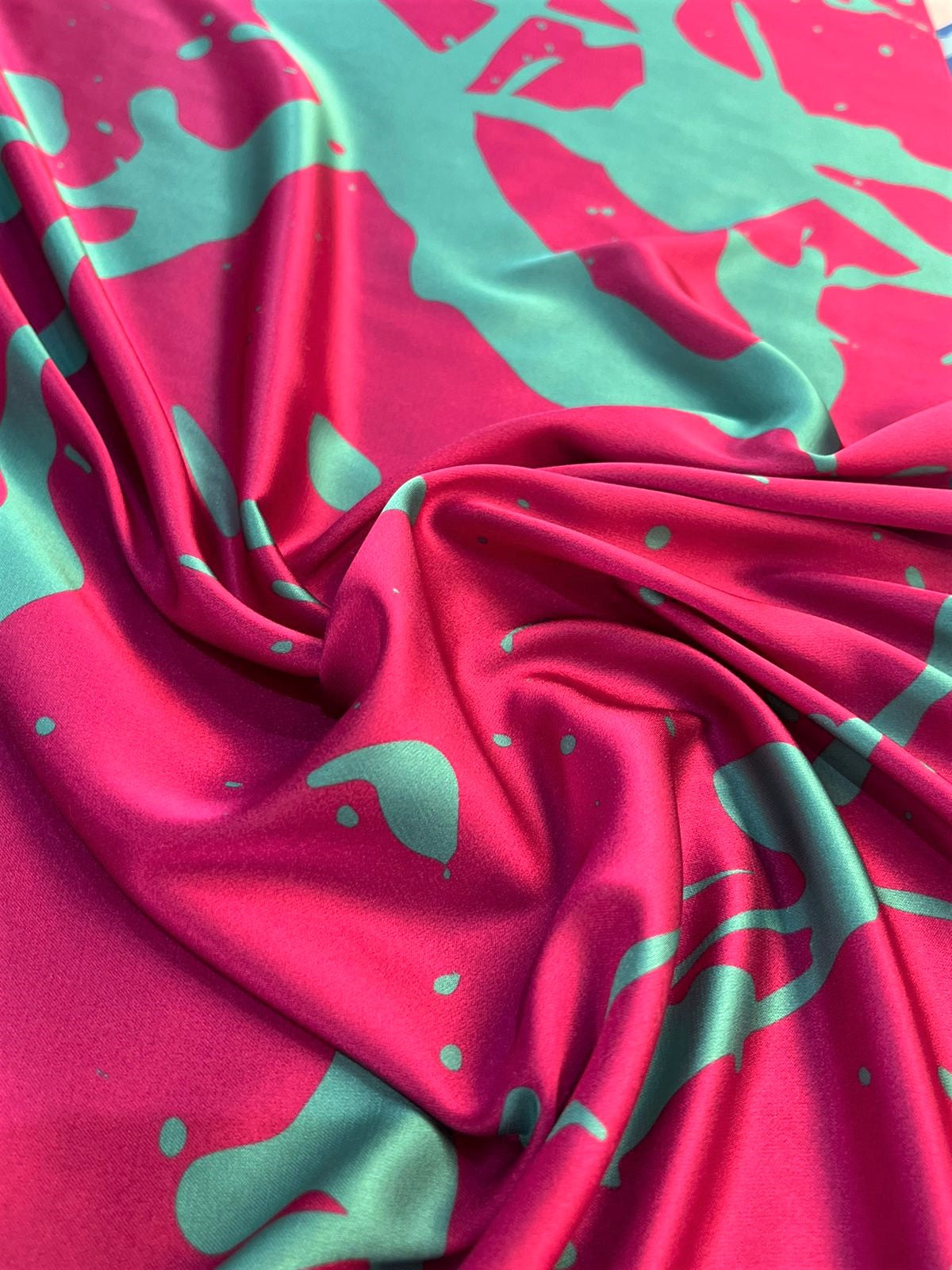 Seda francesa fucsia y verde menta drapeada, mostrando su brillo y caída fluida