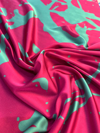 Seda francesa fucsia y verde menta drapeada, mostrando su brillo y caída fluida