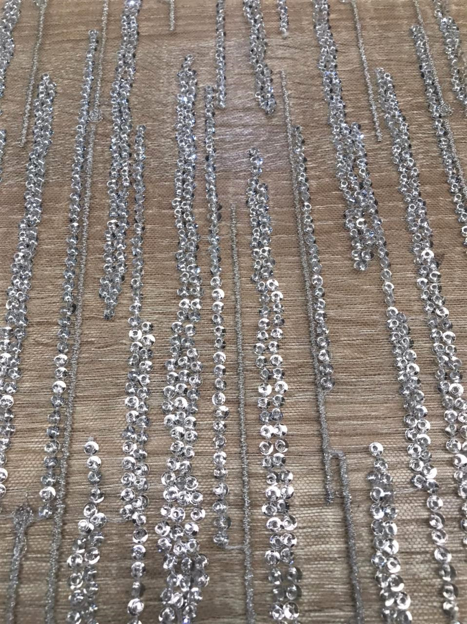 Tul Bordado Beige con Lentejuelas en Líneas Verticales