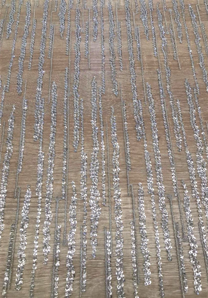Tul Bordado Beige con Lentejuelas en Líneas Verticales