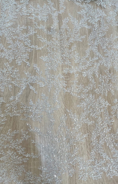 Tul bordado blanco con ramas tipo coral cubiertas de mostacilla y lentejuelas, vista general