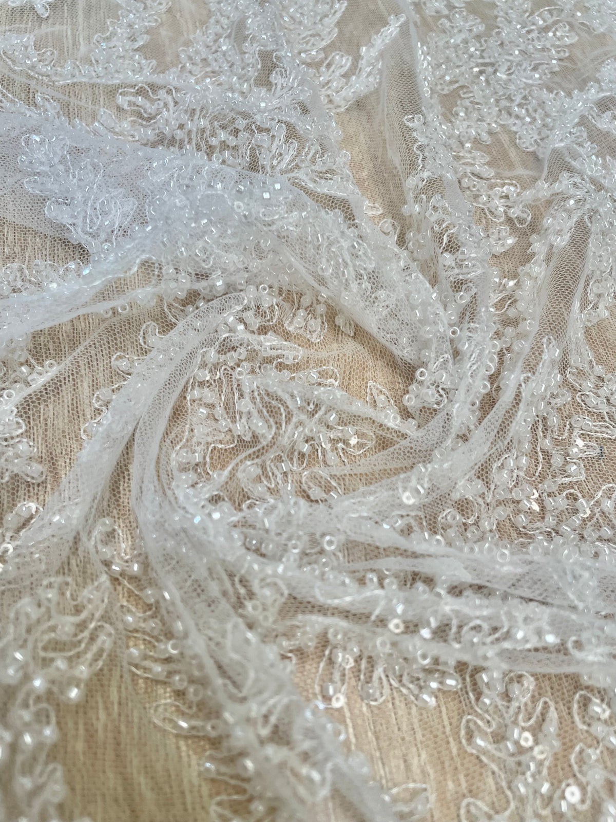 Tul Bordado Blanco con Ramas de Coral y Pedrería para Novias