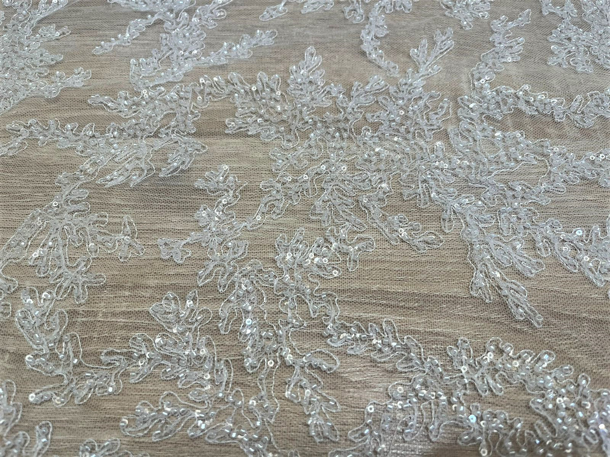 Racimos de ramas con pedrería sobre tul bordado blanco para vestidos de novia