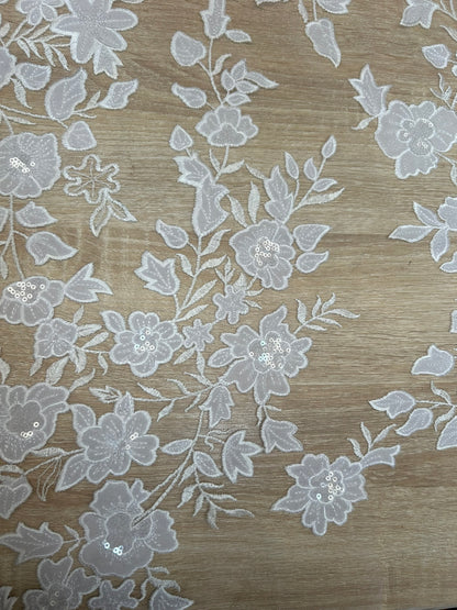 Encaje de Tul Blanco con Flores y Lentejuelas
