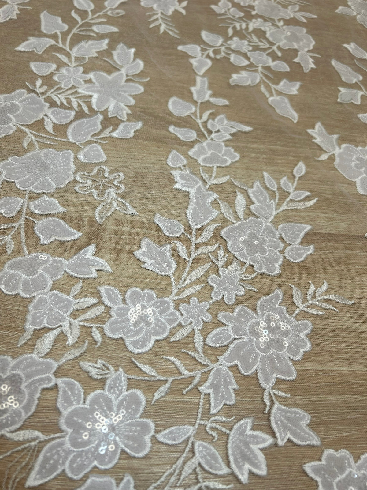 Encaje de Tul Blanco con Flores y Lentejuelas