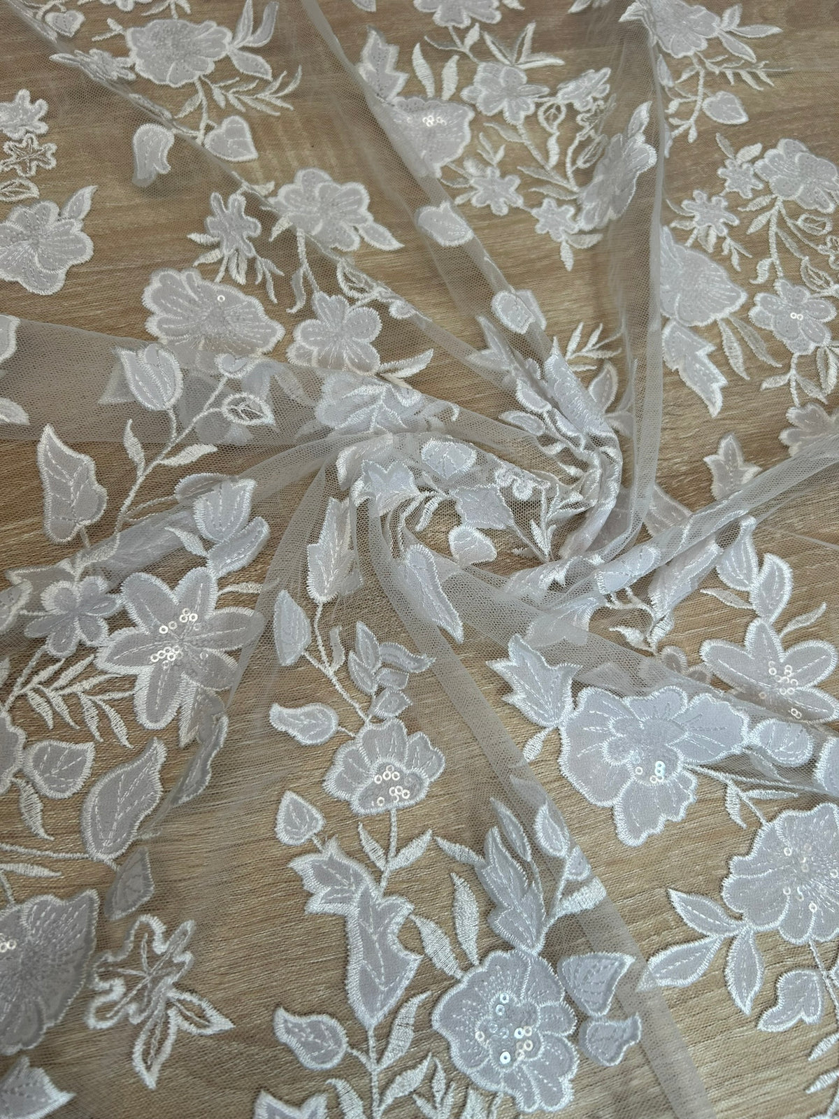 Encaje de Tul Blanco con Flores y Lentejuelas