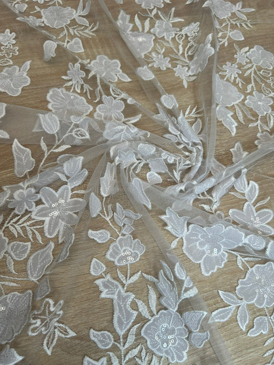 Encaje de Tul Blanco con Flores y Lentejuelas