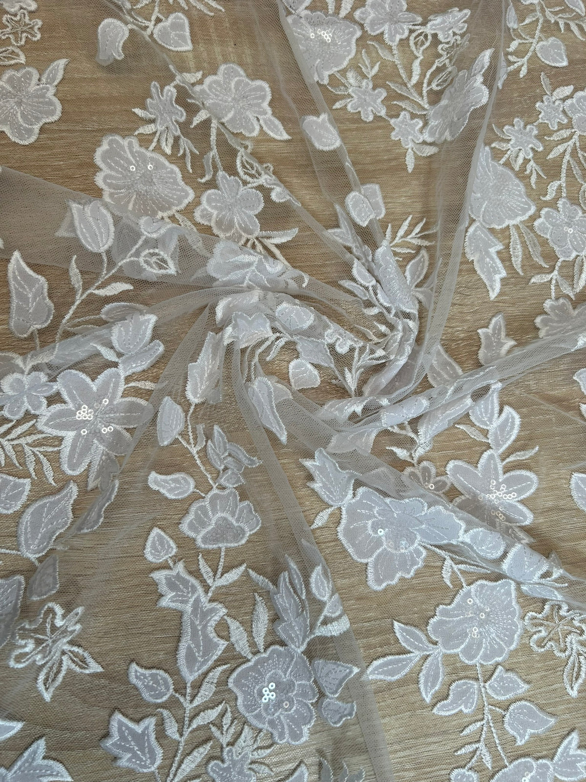 Encaje de Tul Blanco con Flores y Lentejuelas