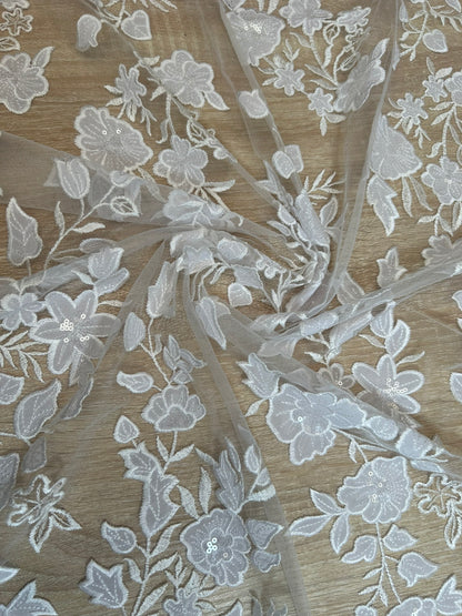Encaje de Tul Blanco con Flores y Lentejuelas