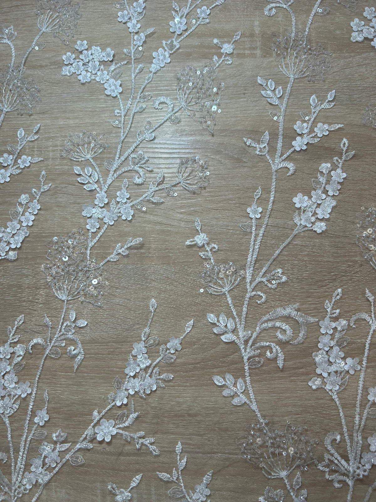 Tul Bordado con Ramas de Flores en Relieve y Lentejuelas
