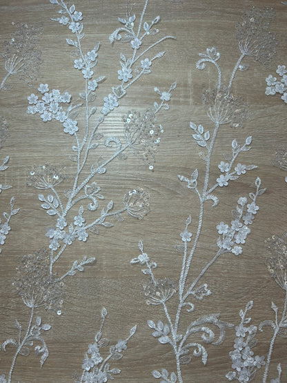 Tul Bordado con Ramas de Flores en Relieve y Lentejuelas