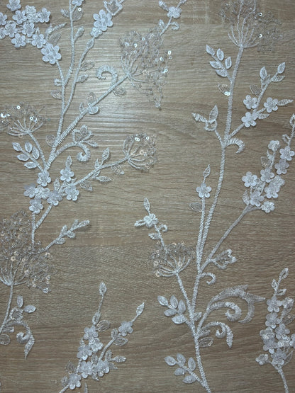 Tul Bordado con Ramas de Flores en Relieve y Lentejuelas