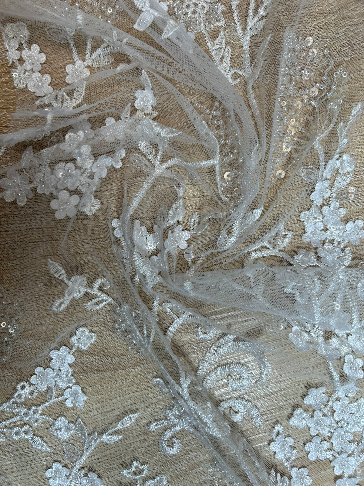 Tul Bordado con Ramas de Flores en Relieve y Lentejuelas
