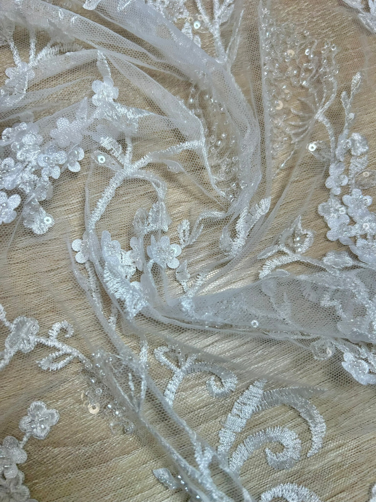 Tul Bordado con Ramas de Flores en Relieve y Lentejuelas