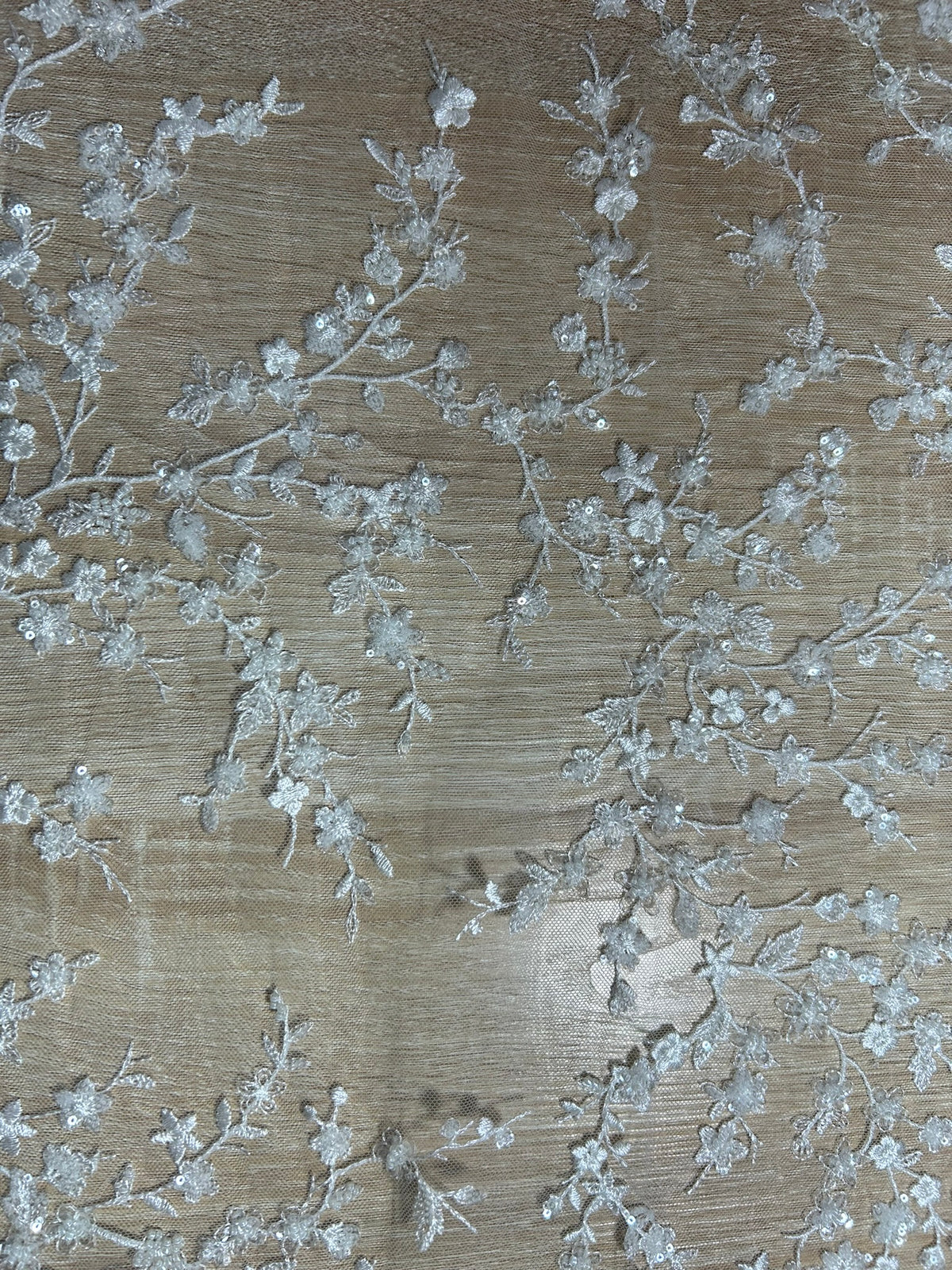 Tul Bordado con Ramas de Flores en Relieve y Lentejuelas